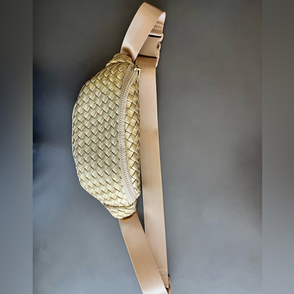 Elegant Woven Crossbody Bag in Gold